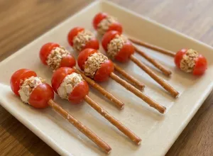 Sucettes apéritives au chèvre, tomates cerises et Mini-Bretzels saveur Italienne