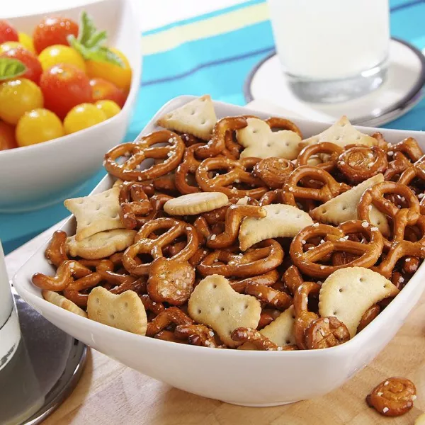 ASSORTIMENT COCKTAIL – MÉLANGE DE MINI-BRETZELS, MINI-STICKS, RONDZELS ET CRACKERS SALÉS – CUBI 750G
